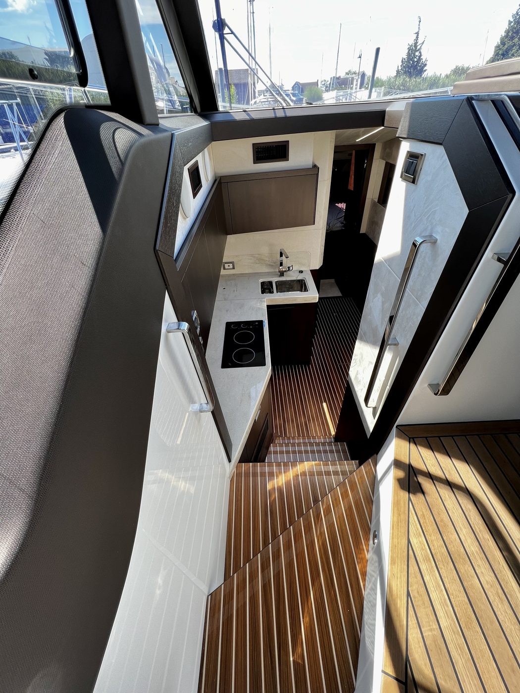Luxury yacht interior cabin Galeon 425 HTS Boston charter