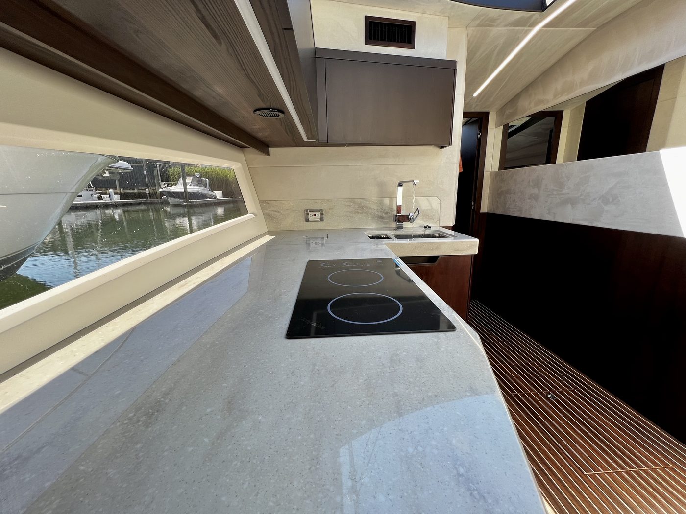 Luxury yacht interior cabin Galeon 425 HTS Boston charter