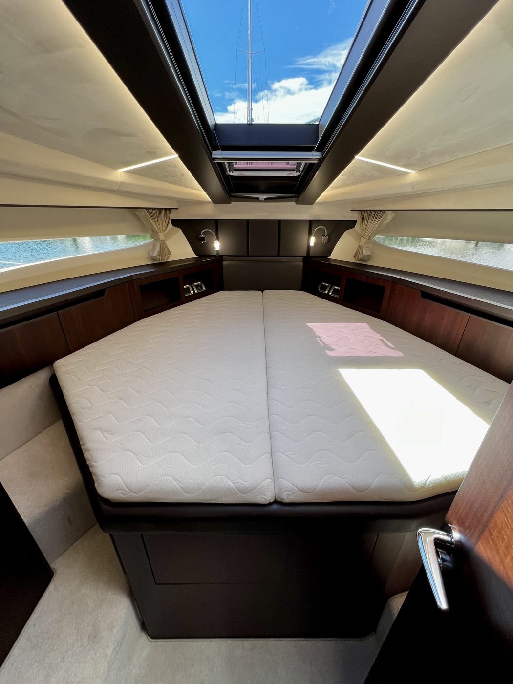 Luxury yacht interior cabin Galeon 425 HTS Boston charter