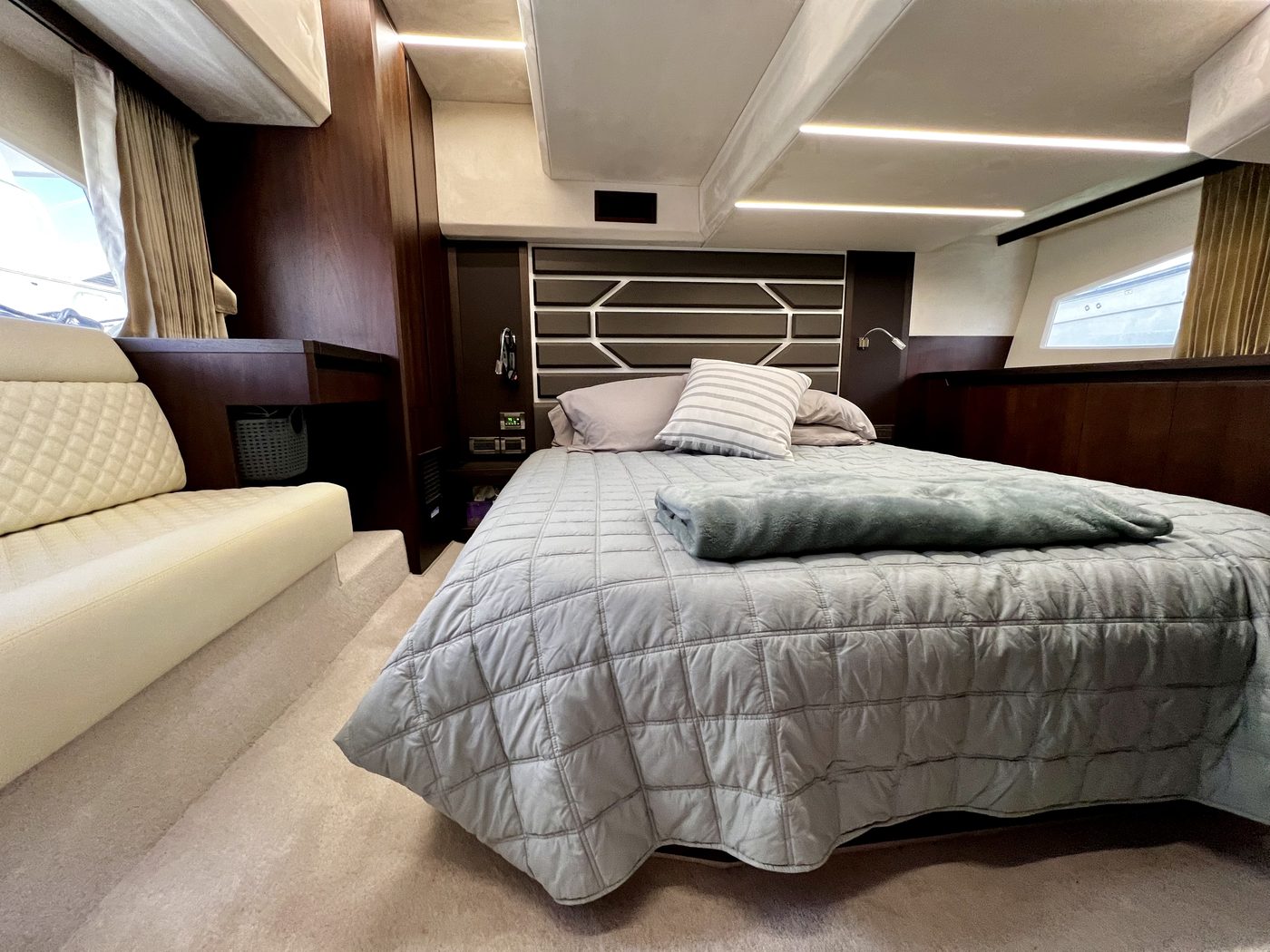 Luxury yacht interior cabin Galeon 425 HTS Boston charter