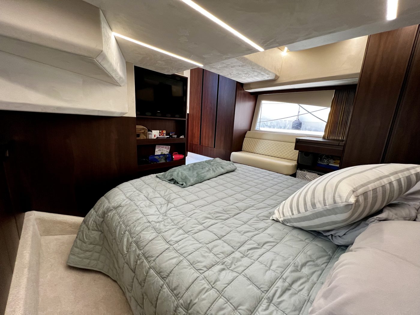 Luxury yacht interior cabin Galeon 425 HTS Boston charter
